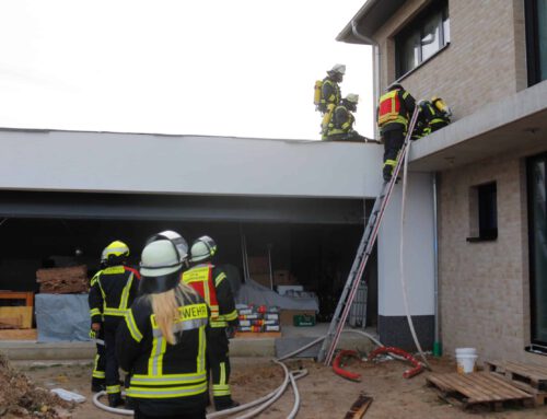 Feuer in Zwischendecke einer Garage – Feuerwehr kann schlimmeres verhindern
