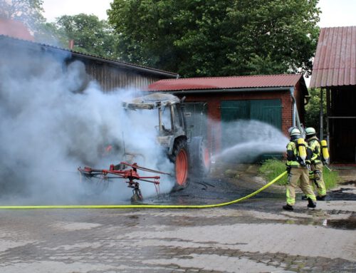 Erneut brannte Ackerschlepper, Scheune und Dieseltank war in Gefahr