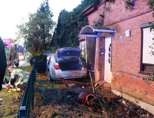 Fahrer kommt auf gerader Strecke von der Straße ab – Feuerwehr befreit Fahrer