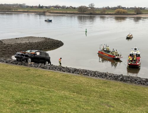 Auto versinkt in der Elbe – Feuerwehr rettet Insasse