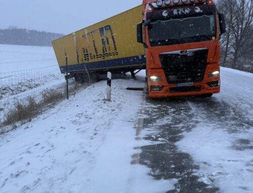 Glätteunfall auf der B404 – Sattelauflieger rutscht in den Graben