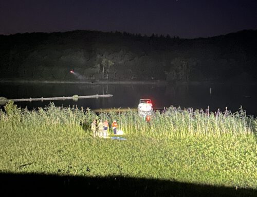 Manövrierunfähiges Sportboot und Streitigkeiten auf der Elbe bei Avendorf